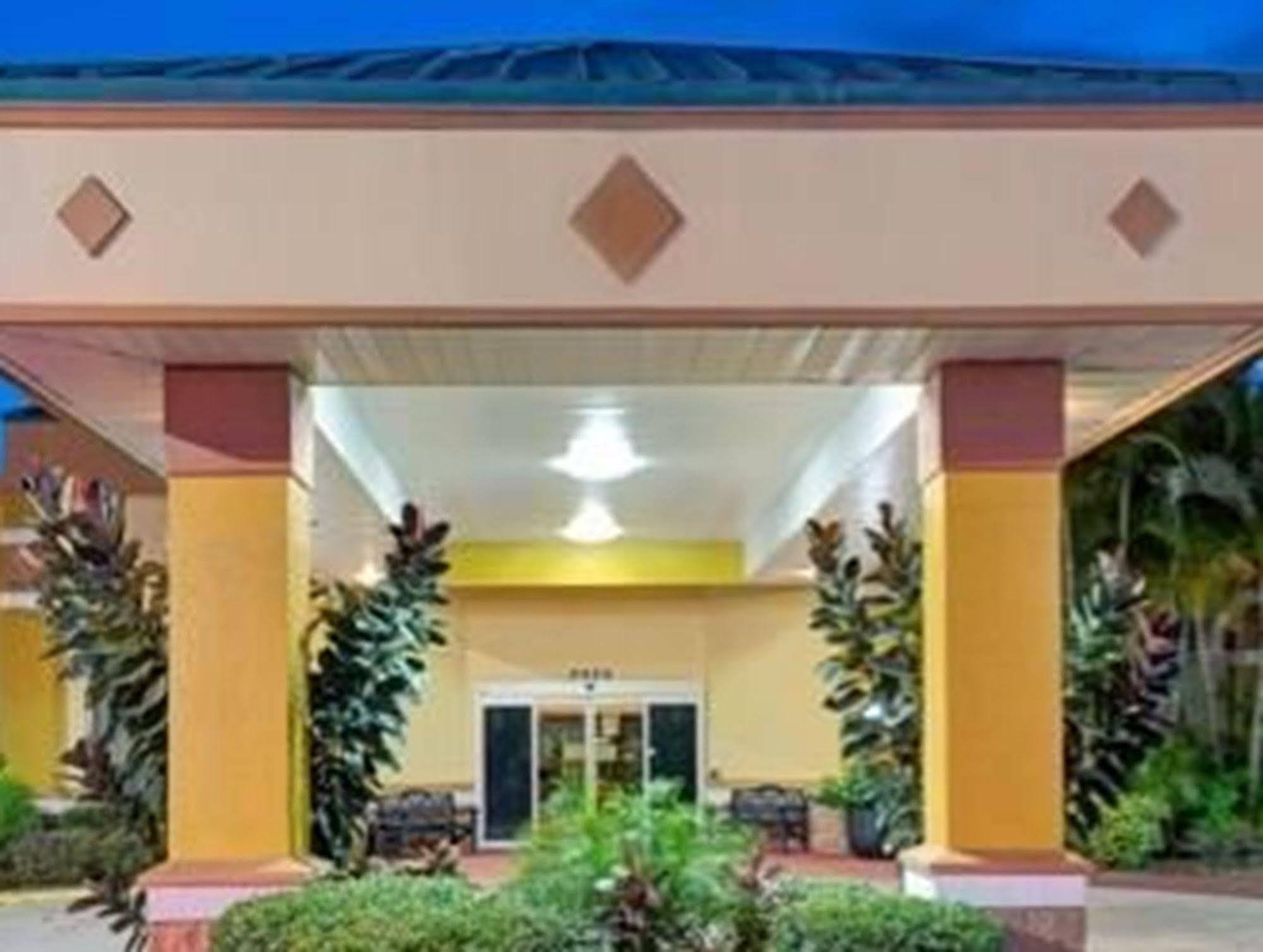 אורלנדו Garnet Inn & Suites מראה חיצוני תמונה